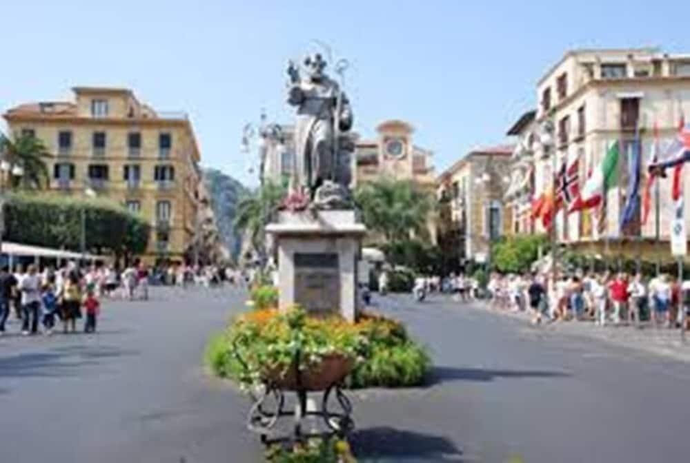 Guest House Emily Suites Sorrento Eksteriør billede